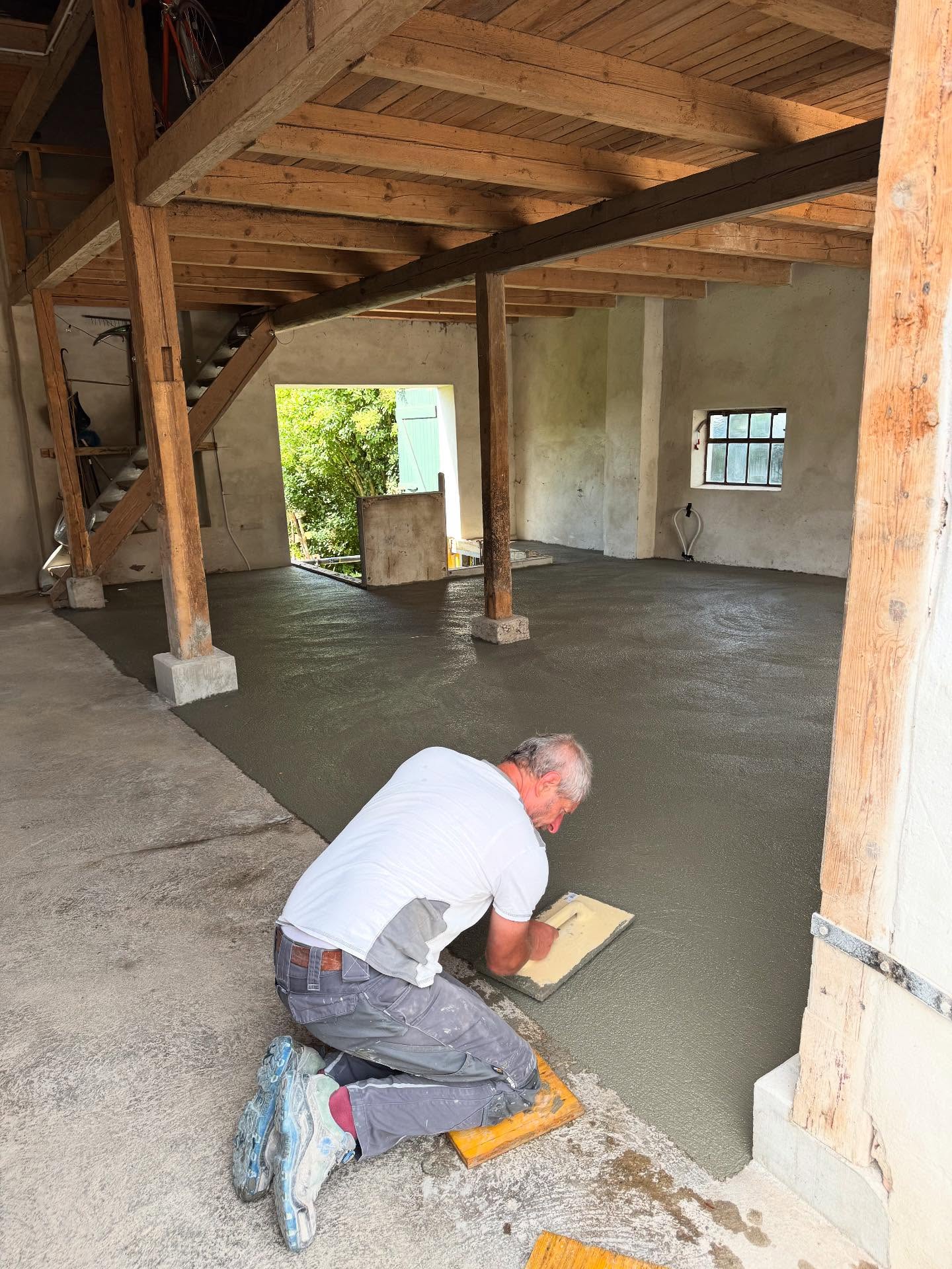 Neuer Boden mit Gefühl fürs Alte
Heute haben wir einen neuen Betonboden in ein ehemaliges Bauernha…