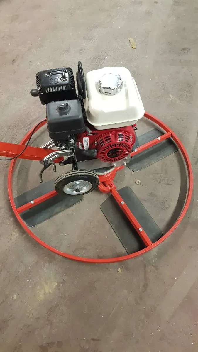 Bild von Handgeführter-Betonglätter. <a href="index.php?option=com_tags&view=tag&id[0]=18:betonglaetter">Betonglätter</a>, <a href="index.php?option=com_tags&view=tag&id[0]=19:glaettmaschine">Glättmaschine</a>, <a href="index.php?option=com_tags&view=tag&id[0]=21:schleifmaschine">Schleifmaschine</a>, <a href="index.php?option=com_tags&view=tag&id[0]=22:handgefuehrter-betonglaetter">Handgeführter Betonglätter</a>