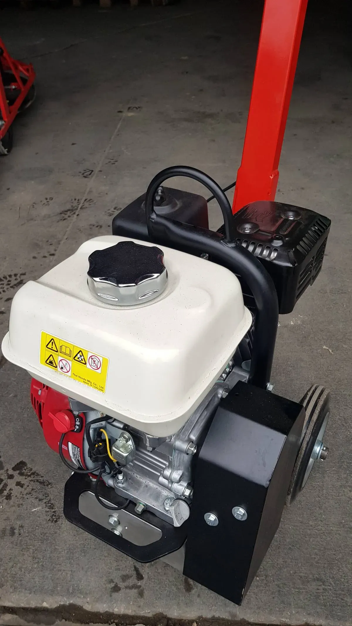 Bild von Handgeführter-Betonglätter. <a href="index.php?option=com_tags&view=tag&id[0]=18:betonglaetter">Betonglätter</a>, <a href="index.php?option=com_tags&view=tag&id[0]=19:glaettmaschine">Glättmaschine</a>, <a href="index.php?option=com_tags&view=tag&id[0]=21:schleifmaschine">Schleifmaschine</a>, <a href="index.php?option=com_tags&view=tag&id[0]=22:handgefuehrter-betonglaetter">Handgeführter Betonglätter</a>