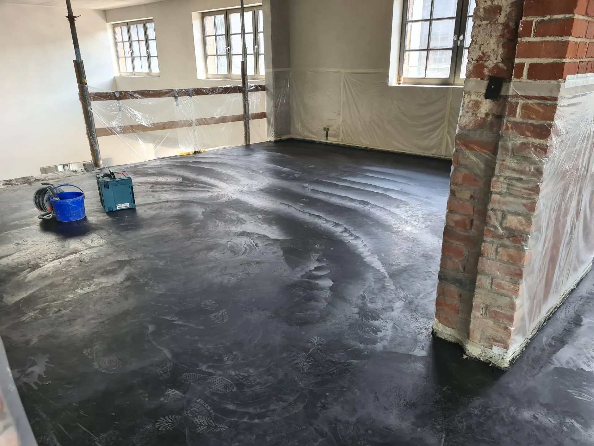 Wohnbeton_schwarz_eingefarbt_und_poliert_2