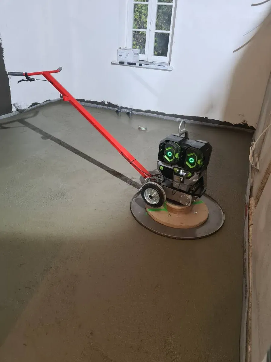 Bild von Handgeführter-Akku-Betonglätter. <a href="index.php?option=com_tags&view=tag&id[0]=18:betonglaetter">Betonglätter</a>, <a href="index.php?option=com_tags&view=tag&id[0]=19:glaettmaschine">Glättmaschine</a>, <a href="index.php?option=com_tags&view=tag&id[0]=21:schleifmaschine">Schleifmaschine</a>, <a href="index.php?option=com_tags&view=tag&id[0]=22:handgefuehrter-betonglaetter">Handgeführter Betonglätter</a>, <a href="index.php?option=com_tags&view=tag&id[0]=23:akku">Akku</a>