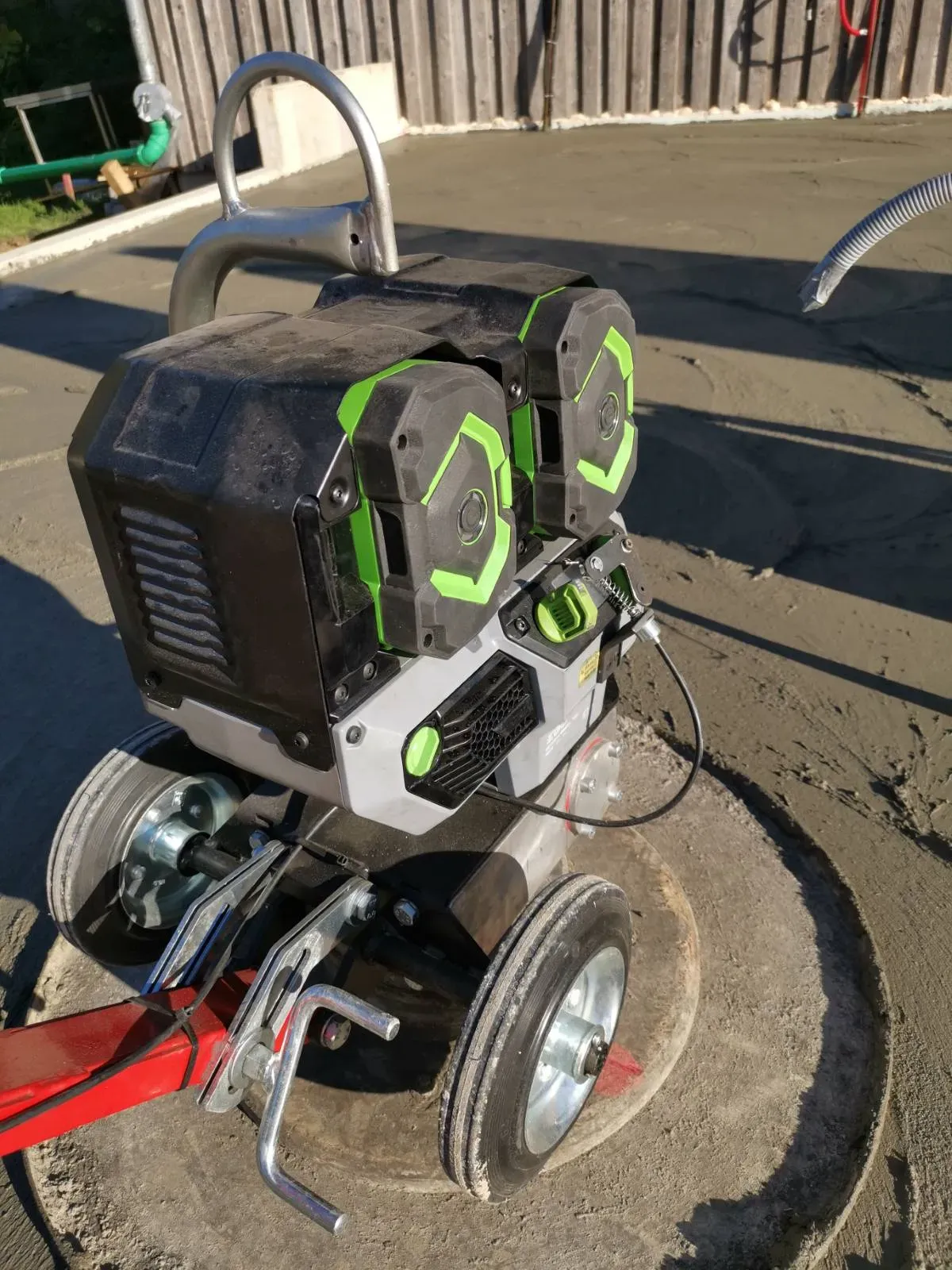 Bild von Handgeführter-Akku-Betonglätter. <a href="index.php?option=com_tags&view=tag&id[0]=18:betonglaetter">Betonglätter</a>, <a href="index.php?option=com_tags&view=tag&id[0]=19:glaettmaschine">Glättmaschine</a>, <a href="index.php?option=com_tags&view=tag&id[0]=21:schleifmaschine">Schleifmaschine</a>, <a href="index.php?option=com_tags&view=tag&id[0]=22:handgefuehrter-betonglaetter">Handgeführter Betonglätter</a>, <a href="index.php?option=com_tags&view=tag&id[0]=23:akku">Akku</a>