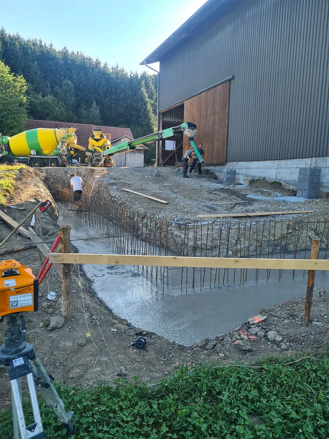 Betonierarbeiten an einem Fundament mit Einsatz einer Betonpumpe