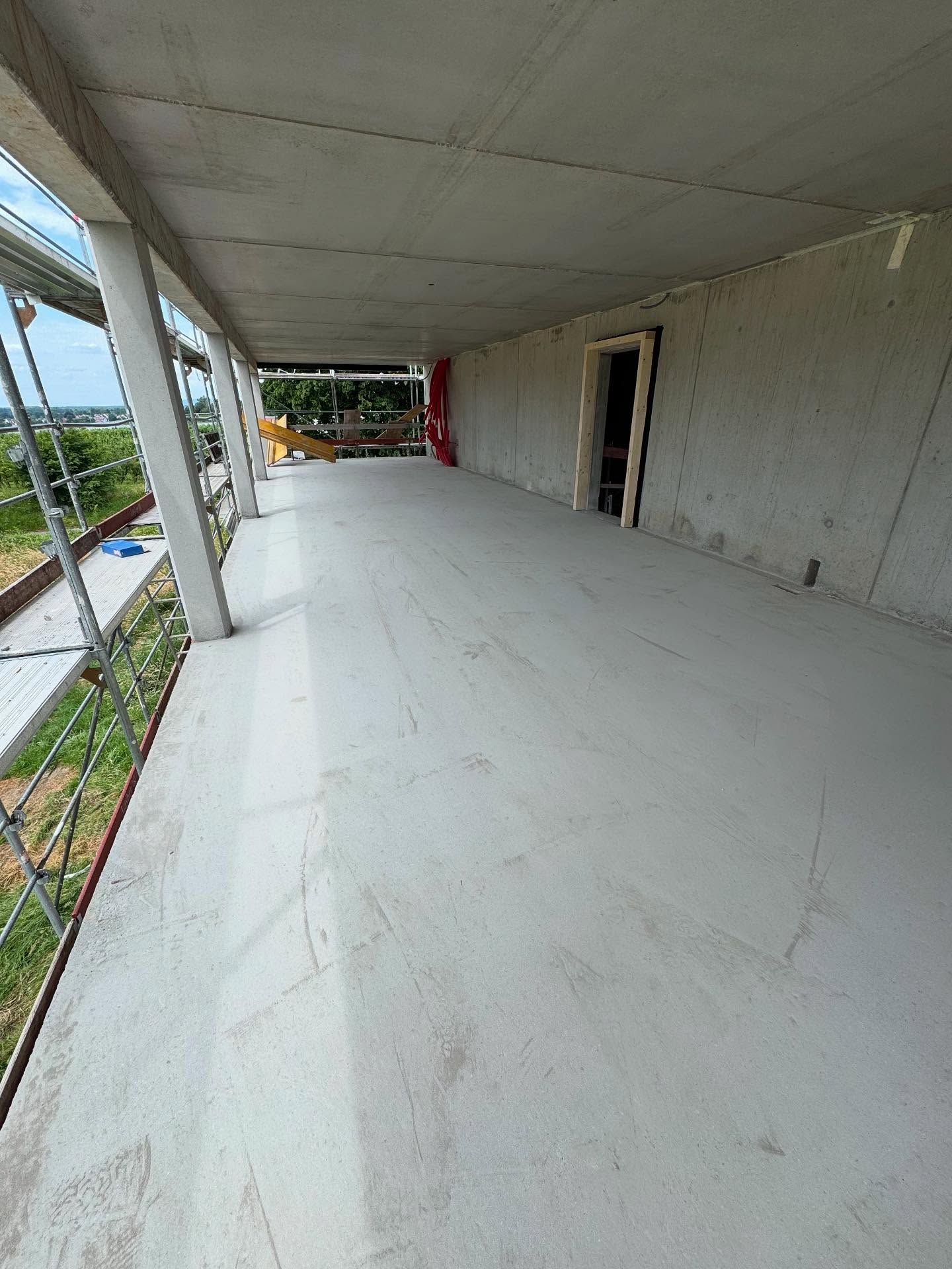 Vom Rohboden zur fertigen Fläche – direkt am Bodensee

Dieser Boden war bisher einfach nur betonier…