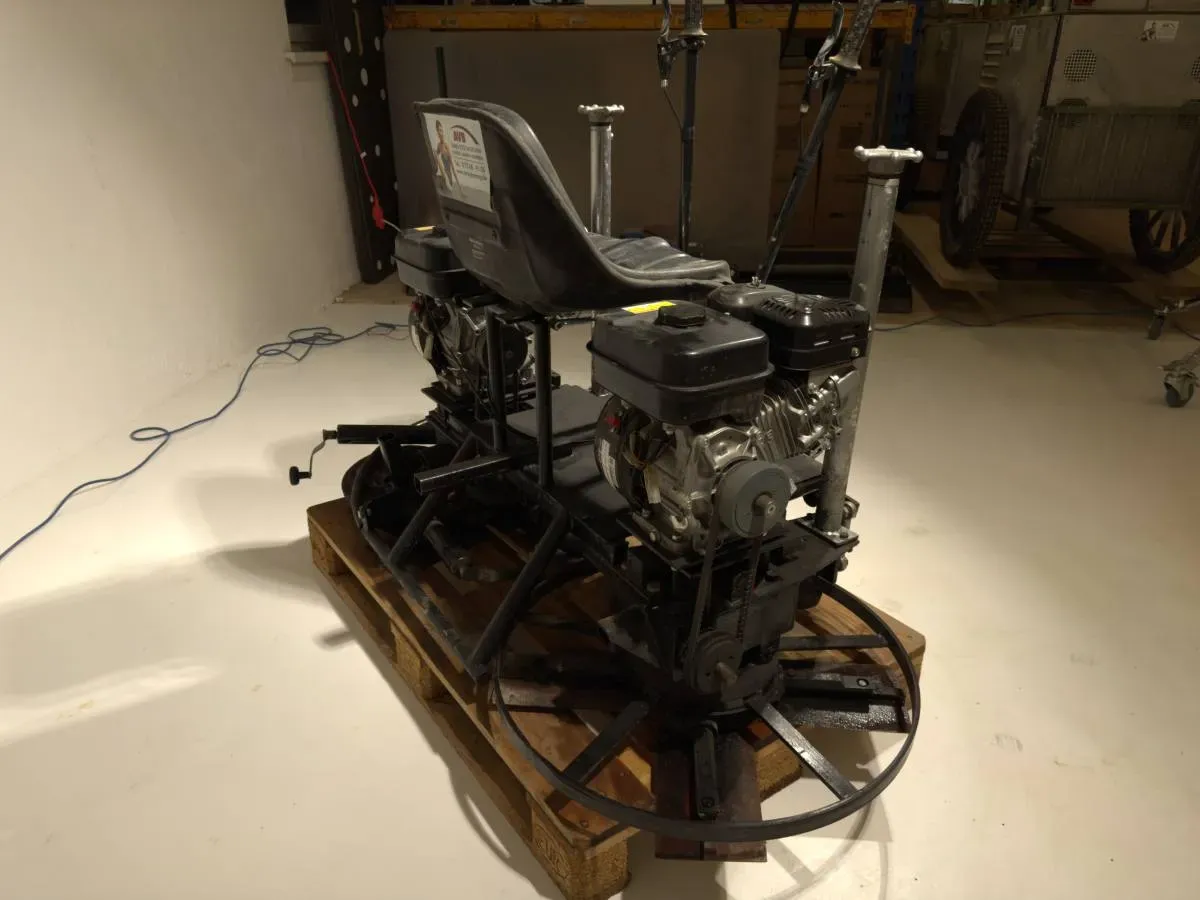 Bild von Aufsitz-Glättmaschine (nur 70 cm breit). <a href="index.php?option=com_tags&view=tag&id[0]=17:eigenentwicklung">Eigenentwicklung</a>, <a href="index.php?option=com_tags&view=tag&id[0]=18:betonglaetter">Betonglätter</a>, <a href="index.php?option=com_tags&view=tag&id[0]=19:glaettmaschine">Glättmaschine</a>, <a href="index.php?option=com_tags&view=tag&id[0]=20:aufsitzbetonglaetter">Aufsitzbetonglätter</a>, <a href="index.php?option=com_tags&view=tag&id[0]=21:schleifmaschine">Schleifmaschine</a>