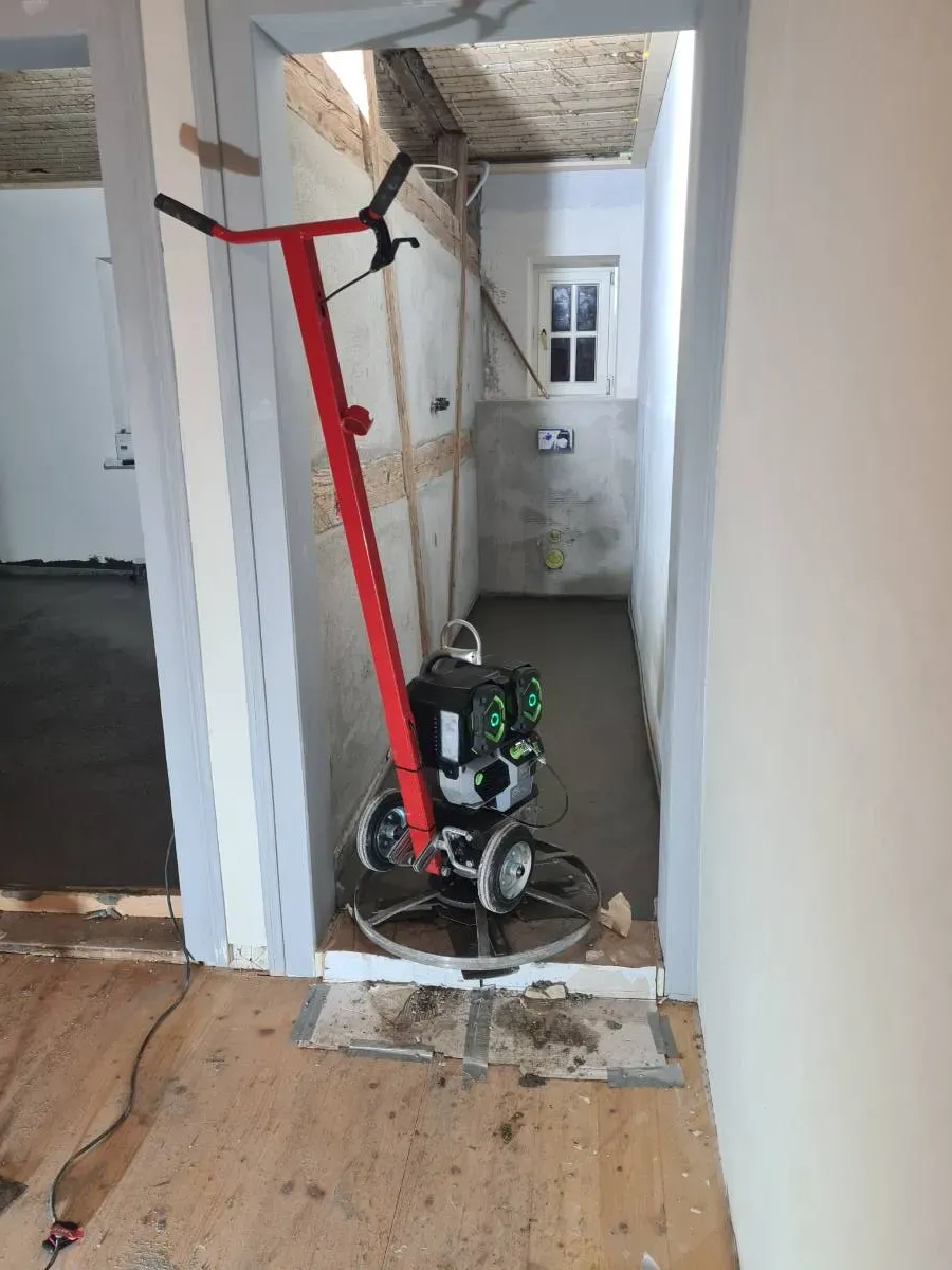 Bild von Handgeführter-Akku-Betonglätter. <a href="index.php?option=com_tags&view=tag&id[0]=18:betonglaetter">Betonglätter</a>, <a href="index.php?option=com_tags&view=tag&id[0]=19:glaettmaschine">Glättmaschine</a>, <a href="index.php?option=com_tags&view=tag&id[0]=21:schleifmaschine">Schleifmaschine</a>, <a href="index.php?option=com_tags&view=tag&id[0]=22:handgefuehrter-betonglaetter">Handgeführter Betonglätter</a>, <a href="index.php?option=com_tags&view=tag&id[0]=23:akku">Akku</a>