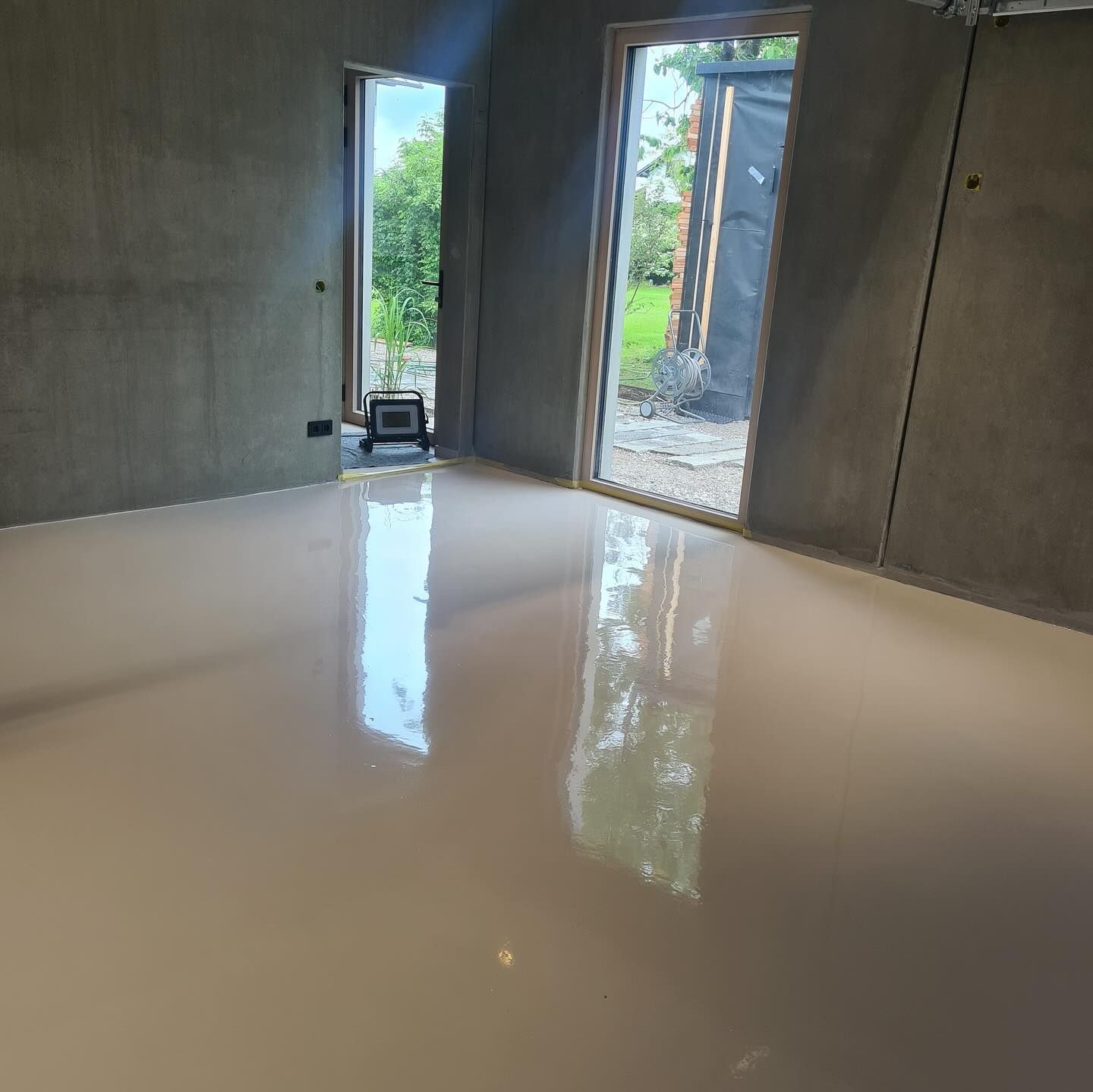 Präzision trifft Anspruch – Garagenbeschichtung im Wunschfarbton

Für einen besonders detailverlieb…