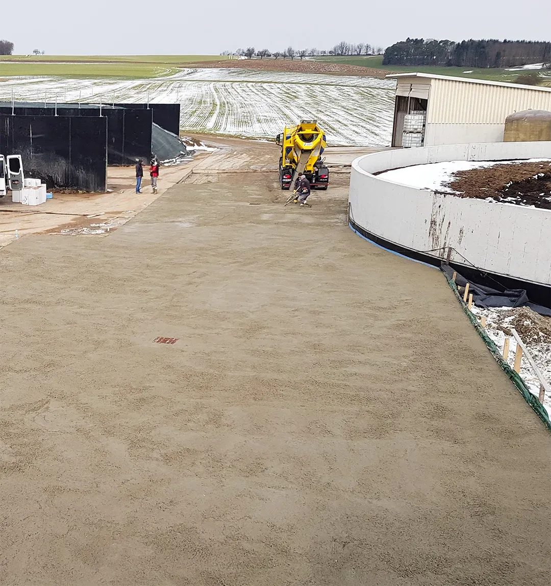 Außenfläche aus frisch gegossenem Beton auf einer landwirtschaftlichen Baustelle