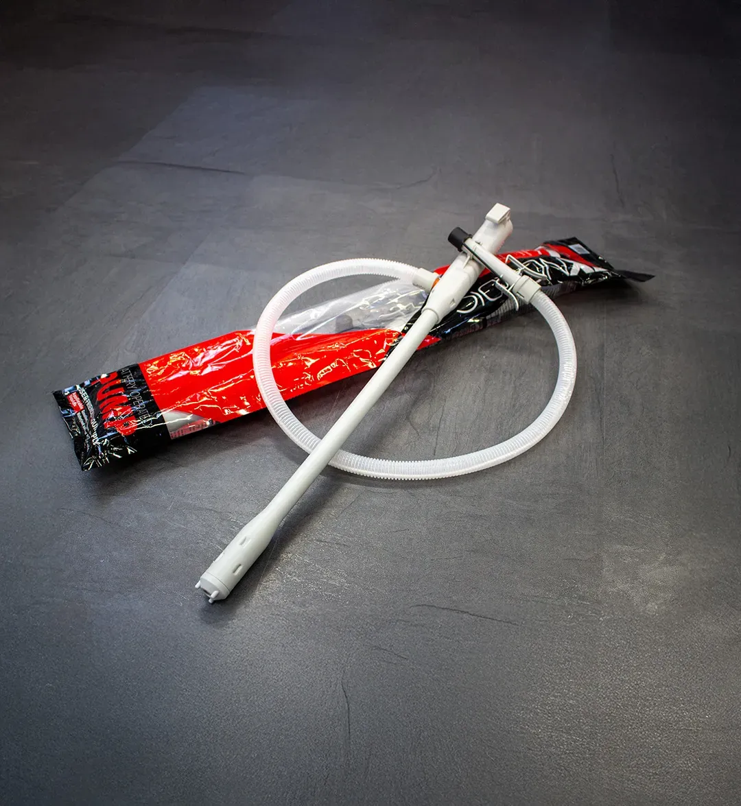 Schlauchpumpe mit Verpackung auf einem dunklen Untergrund