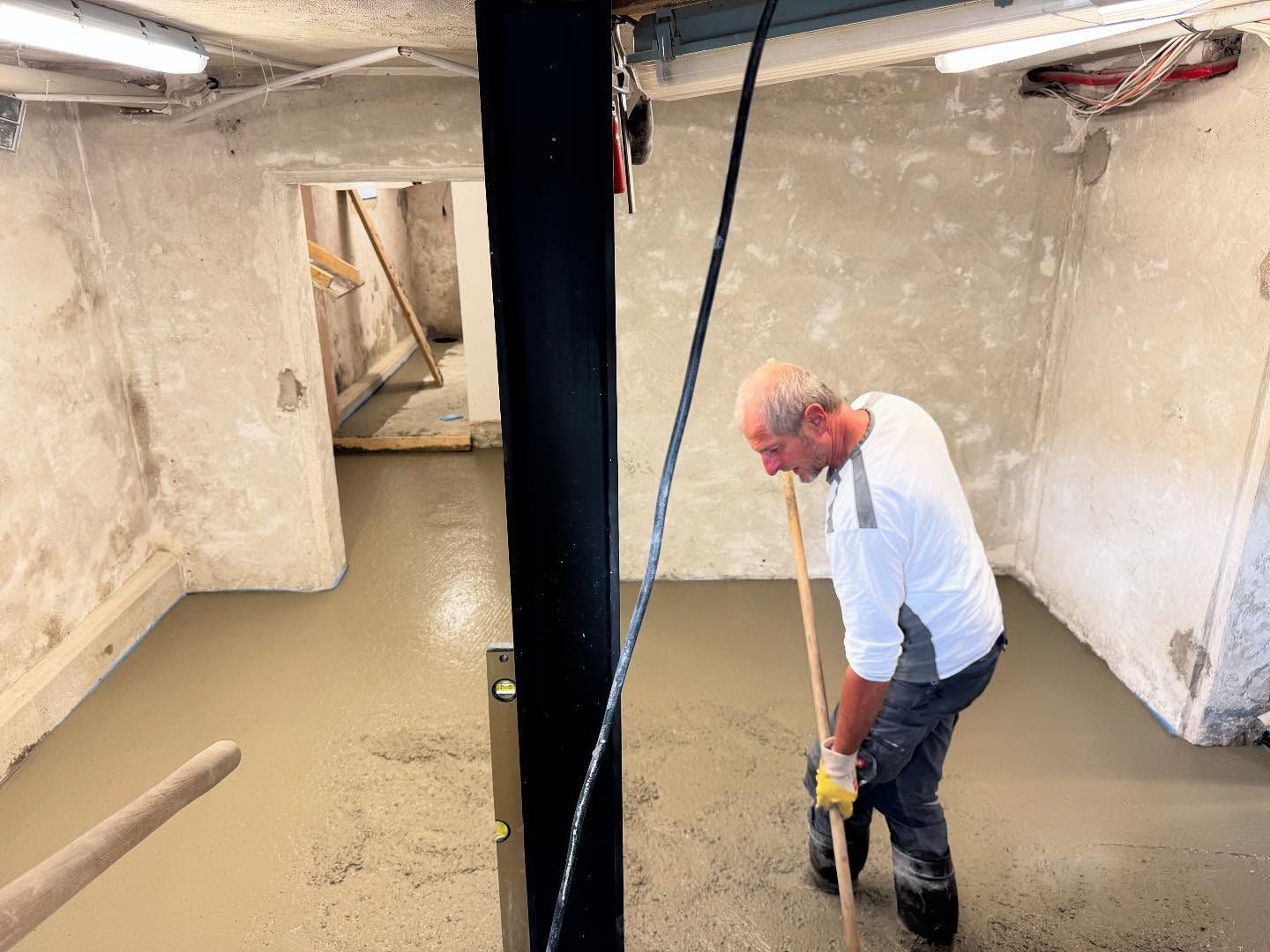 Neuer Boden für alten Keller

In diesem Keller haben wir einen komplett neuen Betonboden mit 11 cm…