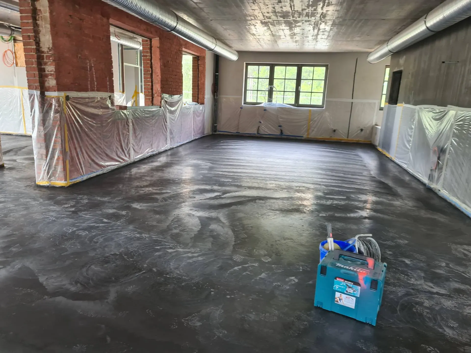 Wohnbeton_schwarz_eingefarbt_und_poliert