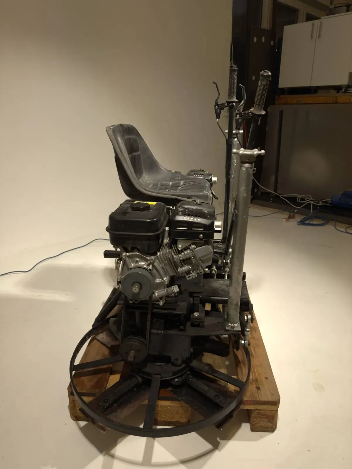 Bild von Aufsitz-Glättmaschine (nur 70 cm breit). <a href="index.php?option=com_tags&view=tag&id[0]=17:eigenentwicklung">Eigenentwicklung</a>, <a href="index.php?option=com_tags&view=tag&id[0]=18:betonglaetter">Betonglätter</a>, <a href="index.php?option=com_tags&view=tag&id[0]=19:glaettmaschine">Glättmaschine</a>, <a href="index.php?option=com_tags&view=tag&id[0]=20:aufsitzbetonglaetter">Aufsitzbetonglätter</a>, <a href="index.php?option=com_tags&view=tag&id[0]=21:schleifmaschine">Schleifmaschine</a>