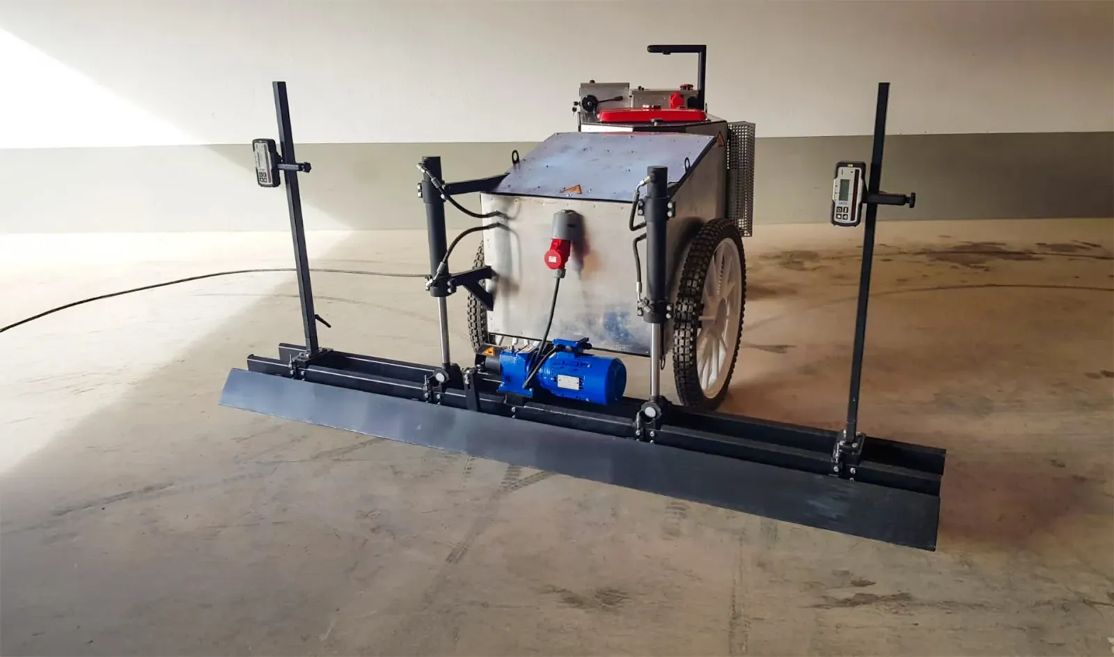 Fahrendes Gerät mit Glättwerkzeug für Böden und integriertem Steuerungssystem