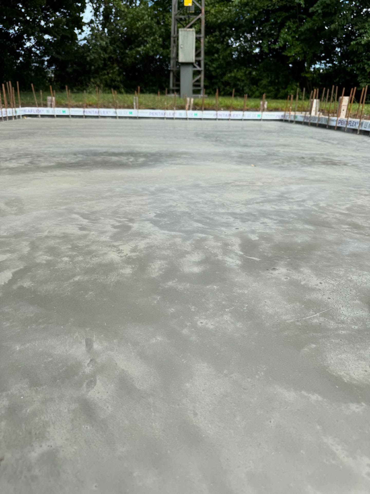 Glätten für die Versorgung

Heute haben wir eine Betonplatte geglättet, auf der künftig ein Generat…