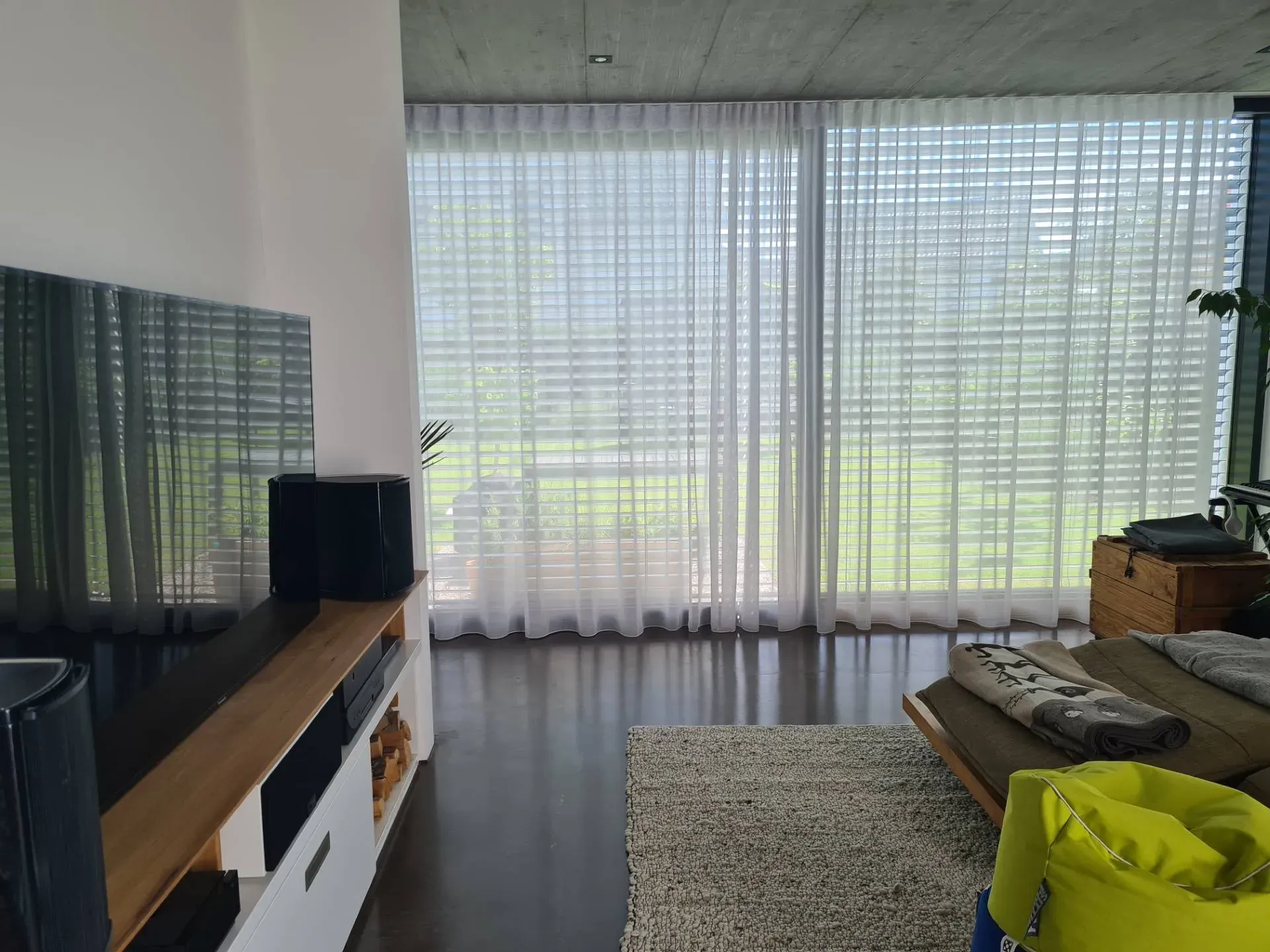 Wohnbeton_schwarz_eingefarbt_und_poliert_3