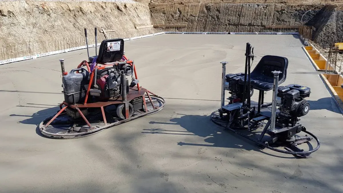 Bild von Aufsitz-Glättmaschine (nur 70 cm breit). <a href="index.php?option=com_tags&view=tag&id[0]=17:eigenentwicklung">Eigenentwicklung</a>, <a href="index.php?option=com_tags&view=tag&id[0]=18:betonglaetter">Betonglätter</a>, <a href="index.php?option=com_tags&view=tag&id[0]=19:glaettmaschine">Glättmaschine</a>, <a href="index.php?option=com_tags&view=tag&id[0]=20:aufsitzbetonglaetter">Aufsitzbetonglätter</a>, <a href="index.php?option=com_tags&view=tag&id[0]=21:schleifmaschine">Schleifmaschine</a>