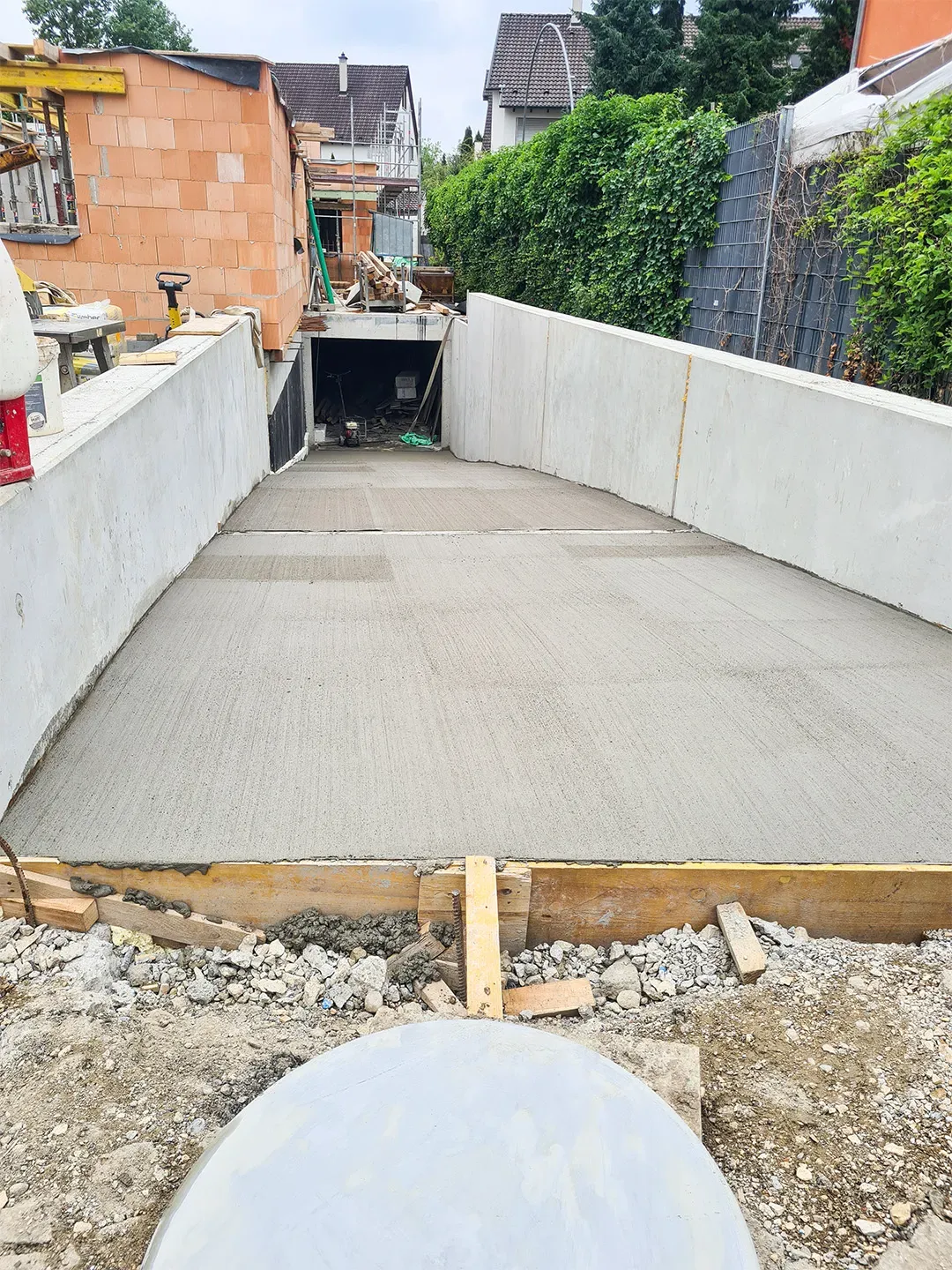 frisch betonierte Abfahrt zu einer Tiefgarage auf einer städtischen Baustelle