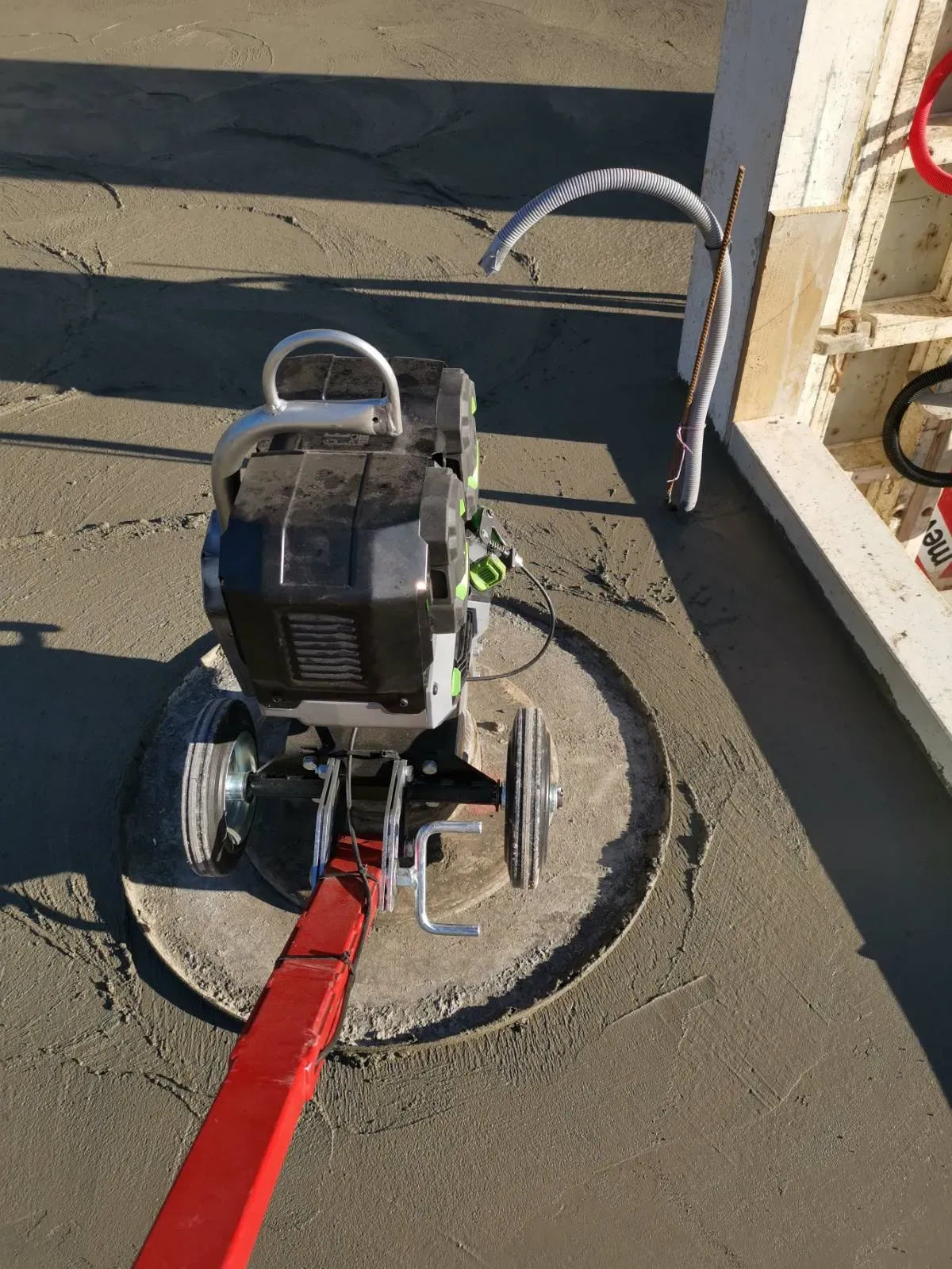 Bild von Handgeführter-Akku-Betonglätter. <a href="index.php?option=com_tags&view=tag&id[0]=18:betonglaetter">Betonglätter</a>, <a href="index.php?option=com_tags&view=tag&id[0]=19:glaettmaschine">Glättmaschine</a>, <a href="index.php?option=com_tags&view=tag&id[0]=21:schleifmaschine">Schleifmaschine</a>, <a href="index.php?option=com_tags&view=tag&id[0]=22:handgefuehrter-betonglaetter">Handgeführter Betonglätter</a>, <a href="index.php?option=com_tags&view=tag&id[0]=23:akku">Akku</a>