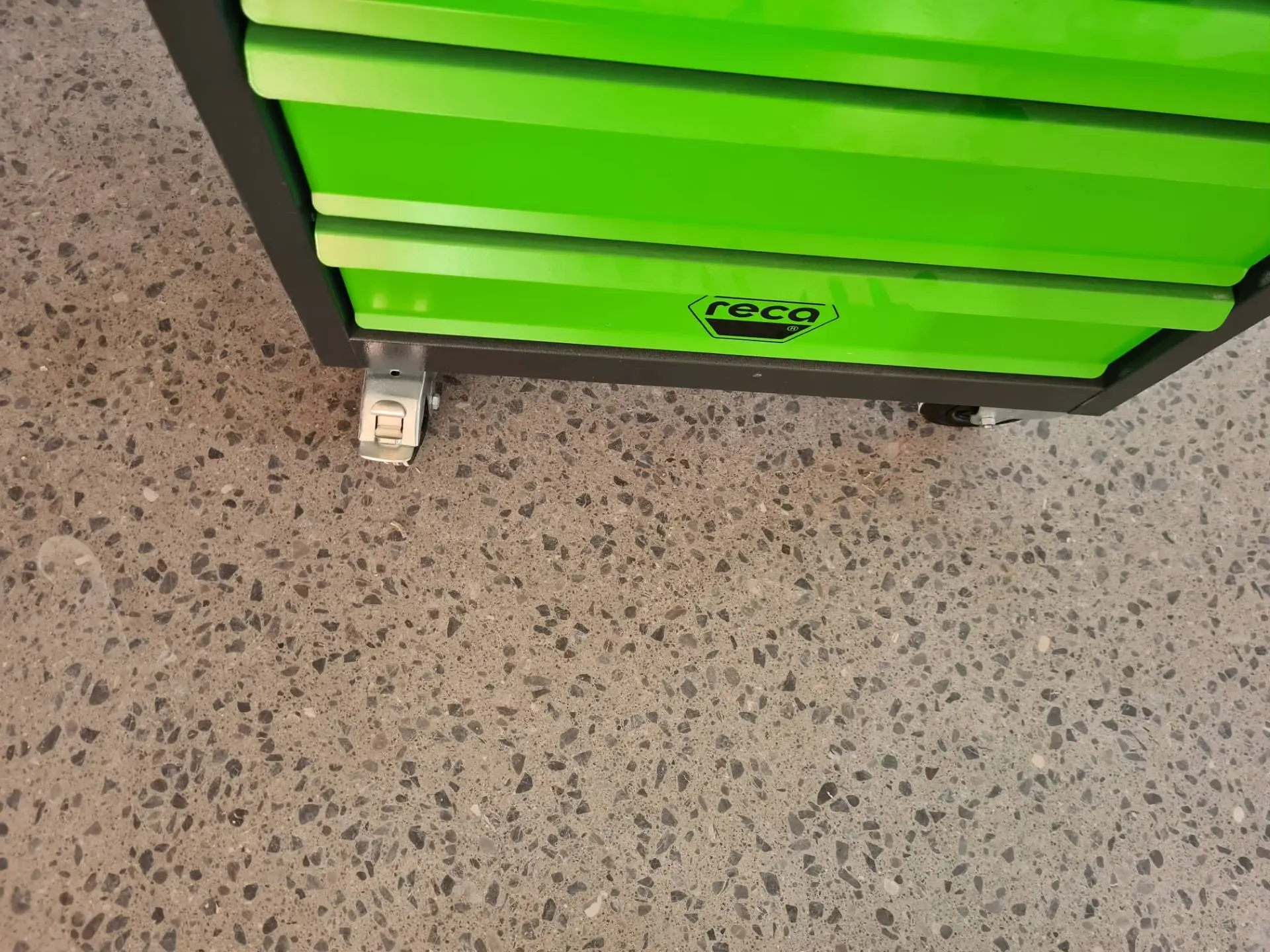 Auf_Korn_geschliffen_Werkzeugwagen