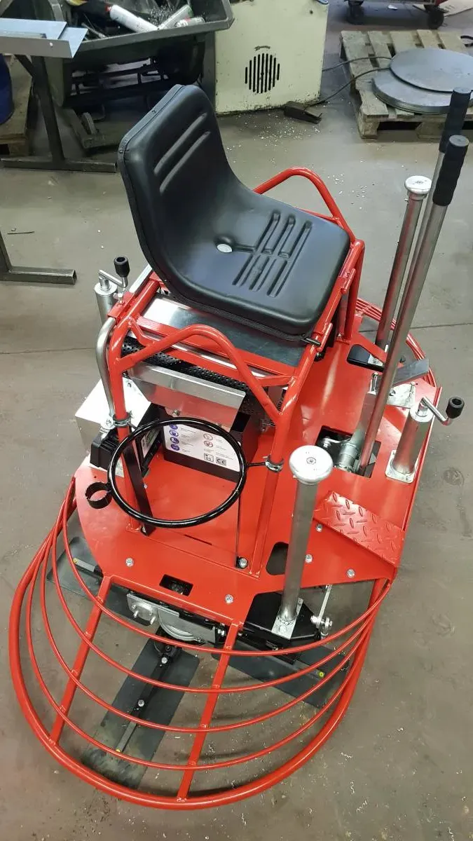 Bild von Aufsitz-Betonglätter. <a href="index.php?option=com_tags&view=tag&id[0]=18:betonglaetter">Betonglätter</a>, <a href="index.php?option=com_tags&view=tag&id[0]=19:glaettmaschine">Glättmaschine</a>, <a href="index.php?option=com_tags&view=tag&id[0]=20:aufsitzbetonglaetter">Aufsitzbetonglätter</a>, <a href="index.php?option=com_tags&view=tag&id[0]=21:schleifmaschine">Schleifmaschine</a>